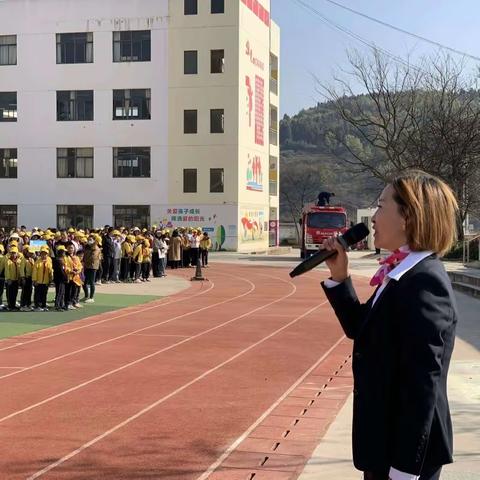 “严把安全不辍 狠抓常规不息”                                           ——七甸小学开学第一周