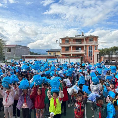 野马小学举行中国乡村发展基金会“加油包”发放仪式