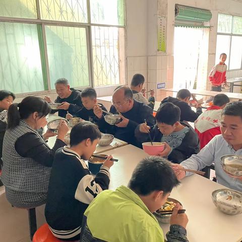 “食”刻相伴，暖心陪餐——淅川县西簧乡中心学校领导莅临西簧初中陪餐