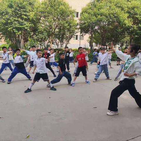 扬武术精神 展少年风采——安阳市红庙街小学教育集团紫薇校区二年级武术社团活动