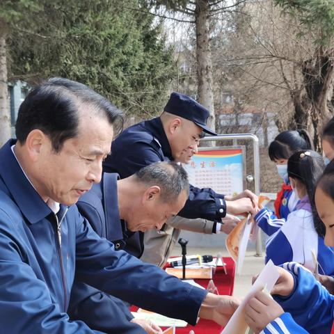 阿荣旗亚东第一小学开展“双减”政策普法宣传