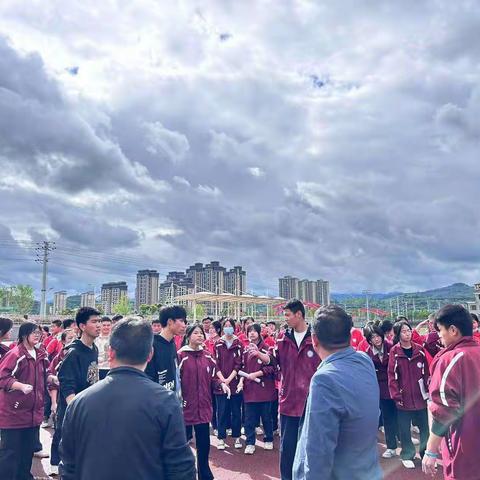 成州中学举行2023中考考前减压师生拔河比赛记