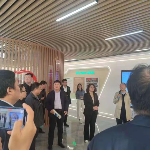 区人大常委会组织离退休干部深入会宁镇企业开展主题教育调研活动