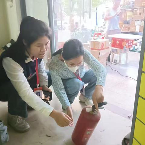 福民社区工作者辖区内开展消防排查