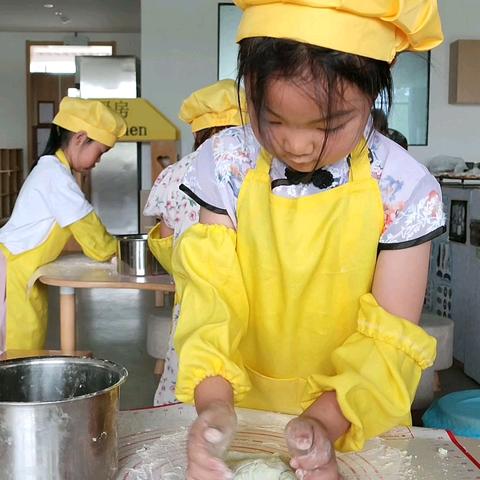 “食”光美味，“育”见美好—记侍岭中心幼儿园开展趣味美厨活动