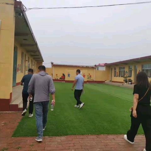 任丘市教育体育局资助中心到青塔中小学、幼儿园进行“群众身边不正之风和腐败问题集中整治”专项行动