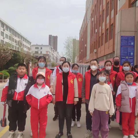为每一位坚守的“红马甲”点赞-三（3）中队护学执勤日