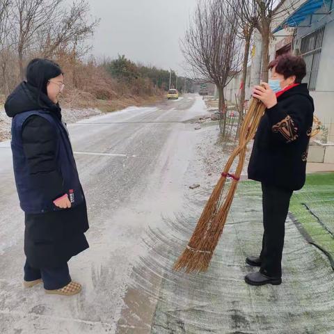 网格员雪中坚守 筑牢安全防线