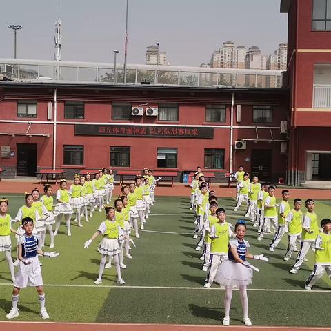 阳光体育强体质 队列队形赛风采——莲湖区沣惠路小学举行五、六年级队列队形暨自编操比赛