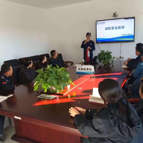 佳县大队走进辖区收费站开展消防安全培训暨灭火演练活动