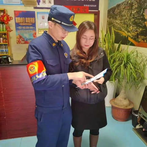 佳县东方红消防志愿服务队开展消防宣传进门店 守护商铺保安全