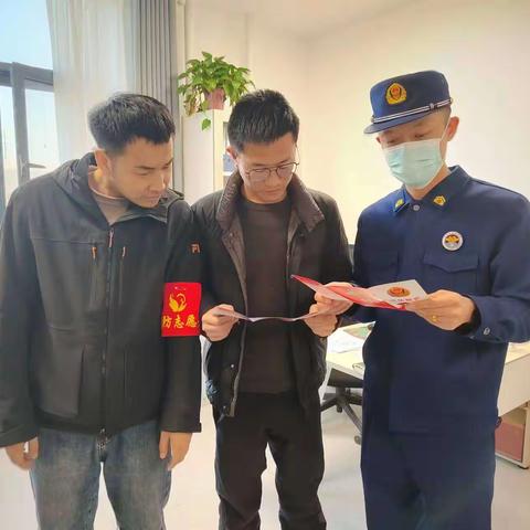 佳县大队联合志愿者开展消防宣传进企业，筑牢安全防火墙