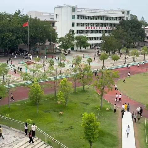 童心未泯，万物皆甜 ——记罗定市素龙街中心小学高校区六一活动