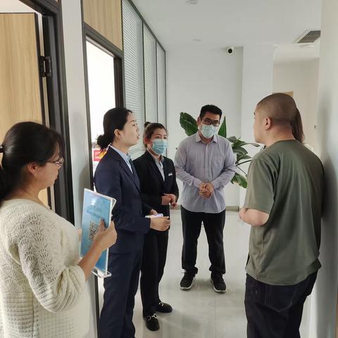 县行政审批局前来集贤社区检查工作