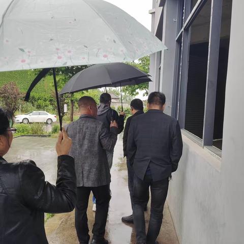 周至县民政局前来集贤社区考察日间照料中心选址建设情况