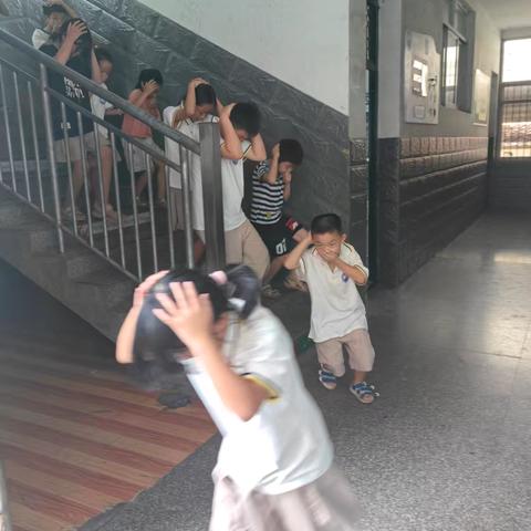 以“演”促安  以“练”筑防——塘墀小学应急逃生无脚本演练纪实