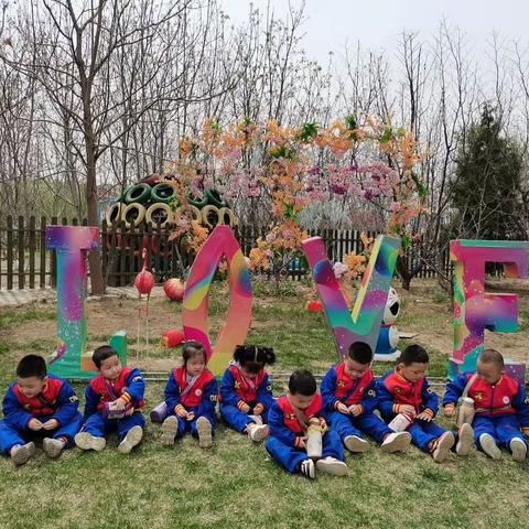 “感受美丽自然，品味精彩人生”朝阳幼儿园小班春游记