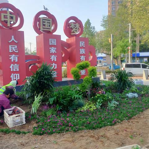 县环卫绿化管护中心 组织“五一”节日摆花  美化城市环境