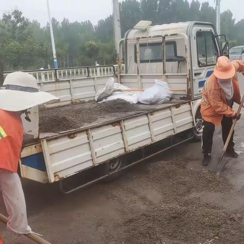 县环卫绿化管护中心 清理路面泥渣    维护道路环境