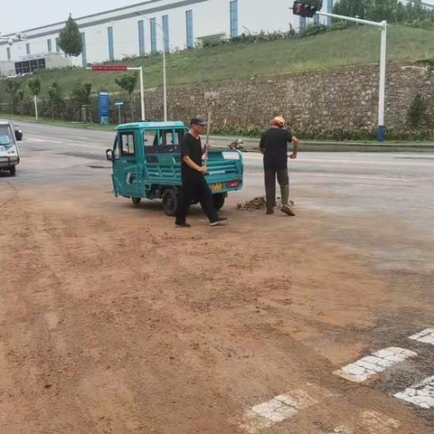 县环卫绿化管护中心 及时清理路面遗撒渣土 恢复整洁城市环境