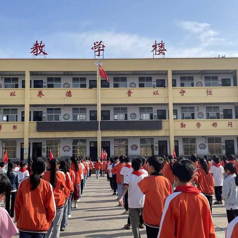 学习二十大 争做好队员——六一儿童节白杨镇南留学校少先队分批入队仪式