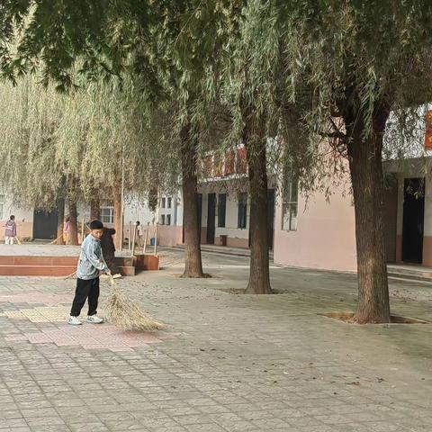 学校是我家 卫生靠大家——学校大扫除活动