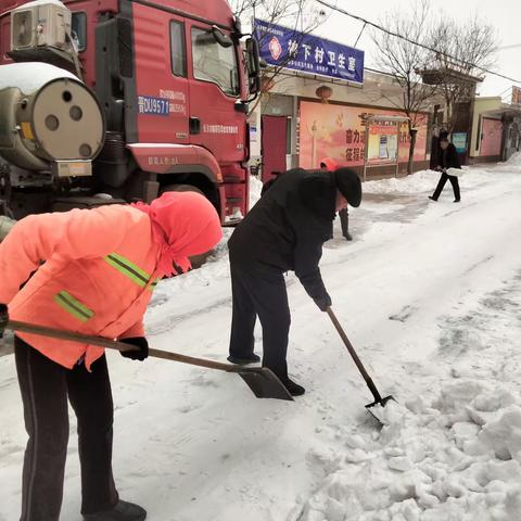 党员干部齐上阵  扫雪除冰保畅通