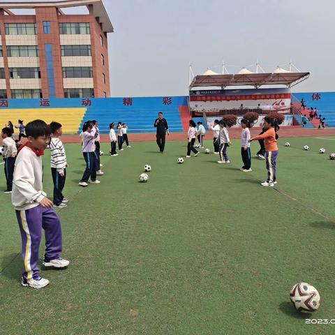 魅力足球，幸福成长——北城实验小学体育公开课《足球-脚内侧踢球》