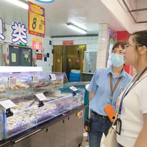 龙华分局对大润发超市进行食品核查“回头看”检查