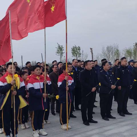 思念先烈，传承感恩——郭屯小学部分师生参加清明节祭奠先烈活动纪实