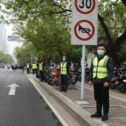 用心护学，为爱站岗——石家庄市维明路小学—年级四班家长交通志愿者活动纪实