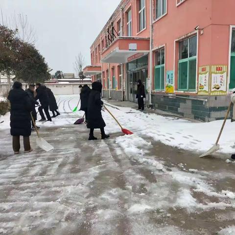 瑞雪兆丰年 除雪暖人心——东夏亭镇第一小学开展开学前暖心除雪活动