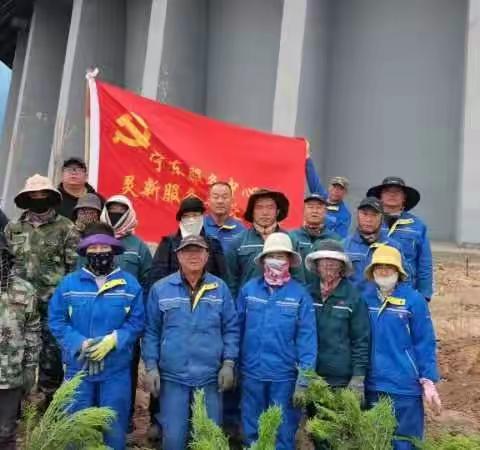 我们是“绿化先行官”——记灵新服务部参与煤制油化工园区绿化种植纪实。