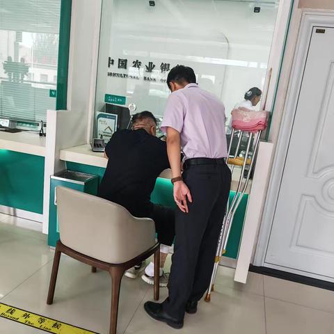 农行定边贺圈支行：用服务温度传递金融关怀