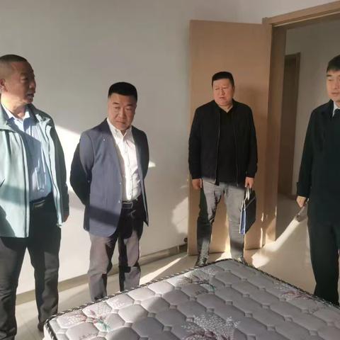 乌海分行党委副书记秦爱民实地检查乌达区支行员工宿舍及网点装修情况