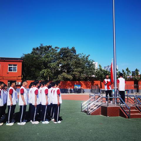 【关爱学生幸福成长】经开区二中举行升旗仪式暨颁奖活动