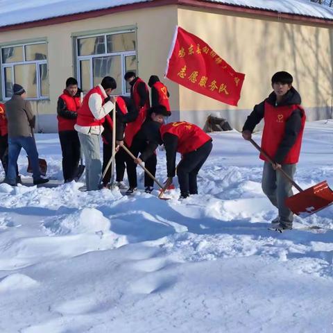 扫雪除冰在行动 保障安全暖心尖