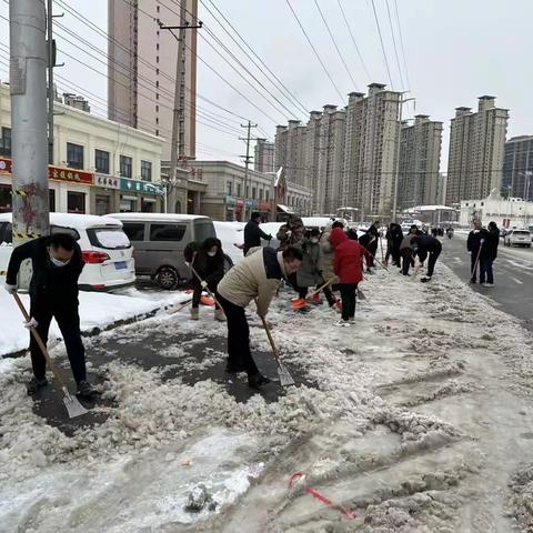 石家庄遇大降雪，社区齐心协力清理街道获好评