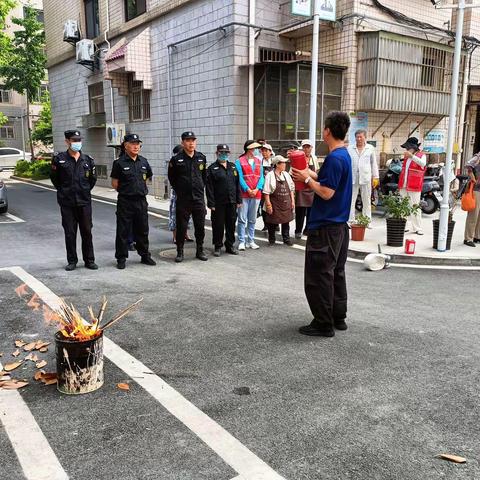 筑牢消防安全“防火墙”新光社区联合小区物业开展消防演练活动