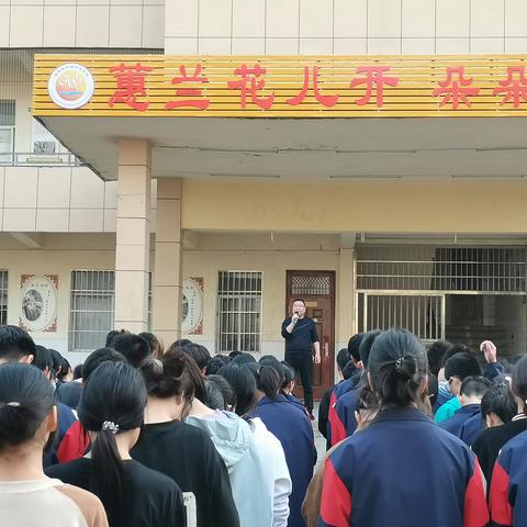 随县万和镇中心学校举行学生上下学交通安全模拟演练