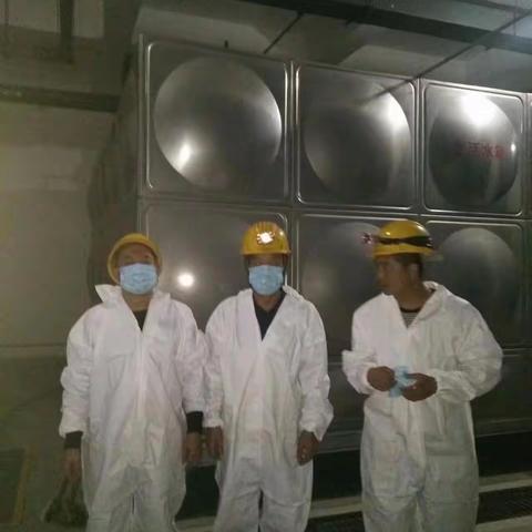 设备运营中心开展生活水箱清洗 保障居民用水安全