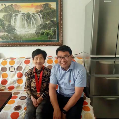 【庆新街道】“光荣在党50年”纪念章发放