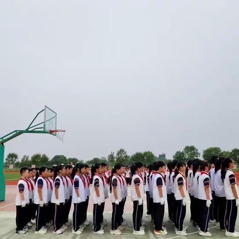 少年意气展锋芒——邱家小学2025年秋季军训汇演暨班级管理观摩活动