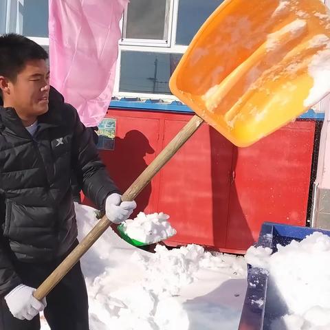 青龙山镇中心幼儿园“感恩有你”除雪活动