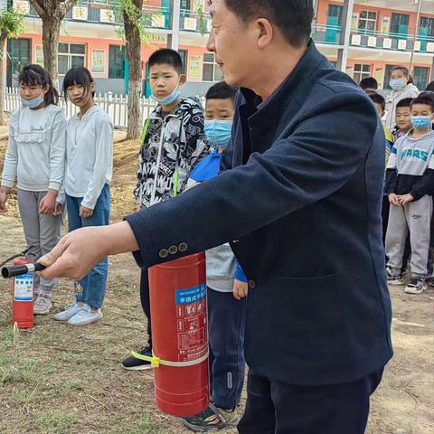 大石头庄小学消防灭火器的培训演练