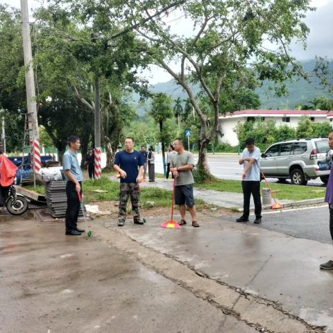 五指山市雨后清淤忙 市容市貌换新颜