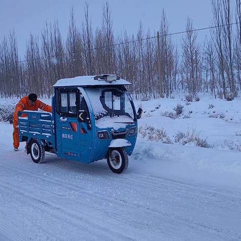 清雪保通路上的温暖相助