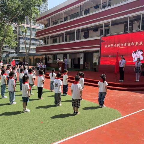 红领巾映初心 南门有约话未来 ——长安路街道大南门商圈党代表参加南门小学入队仪式暨“南门有约”座谈会纪实