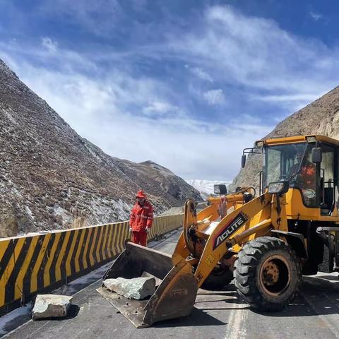 湟源公路总段及时清除塌方落石  确保干线公路安全畅通