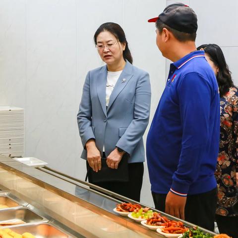 萨仁其木格副主任实地查看昭乌达办公区职工食堂建设运营情况
